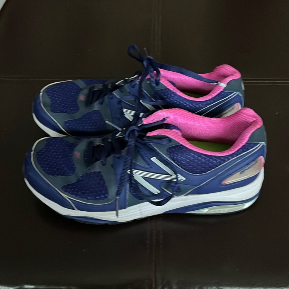 New Balance 1540V2 running shoes. Women’s size 10 D. Purple/pink.